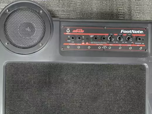 SKB FN-8 - 5W Amplified Pedalboard 2